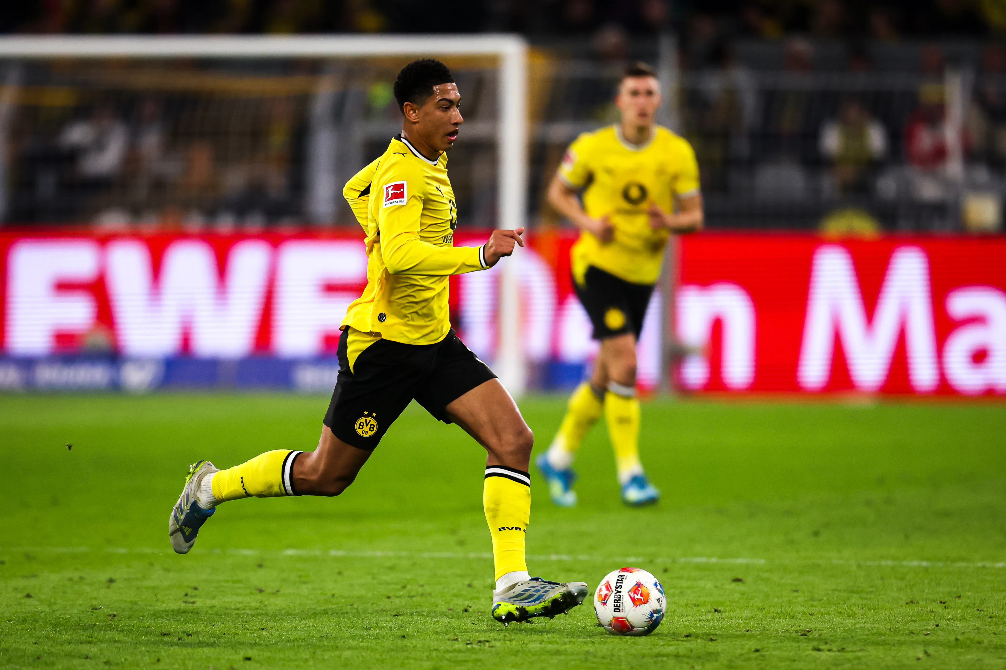 Jobe Bellingham em ação na Bundesliga. (Foto: Leon Kügeler/Getty Images)