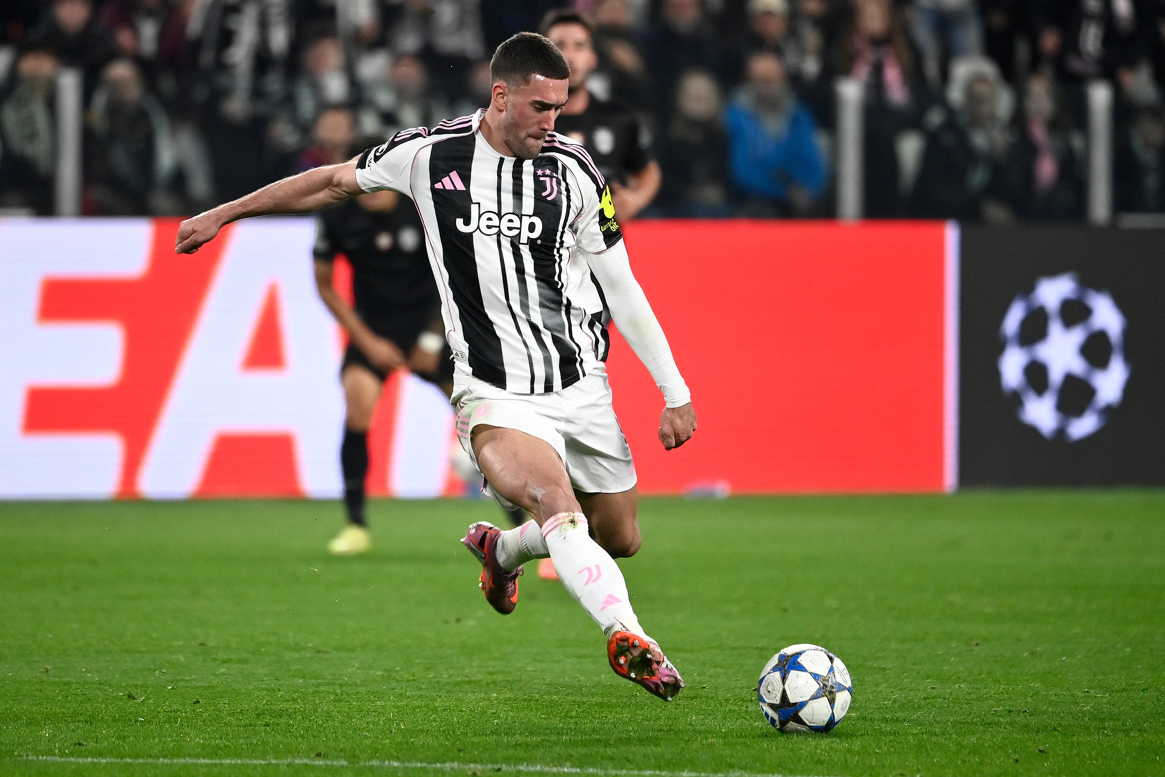 Vlahovic durante partida da Champions League. Foto: Stefano Guidi/Getty Images