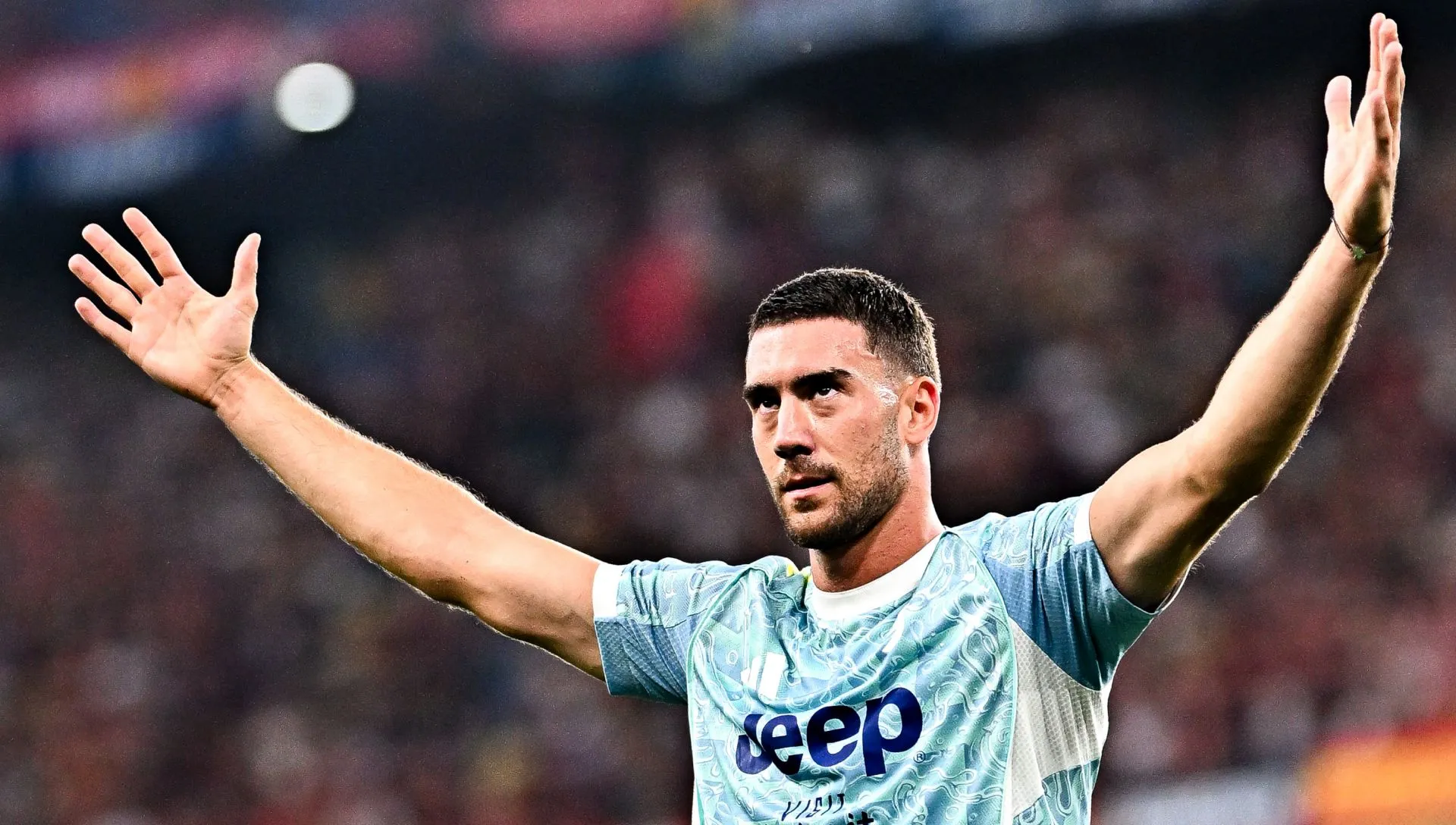 Vlahovic, da Juventus, comemora após marcar um gol durante a partida da Série A.