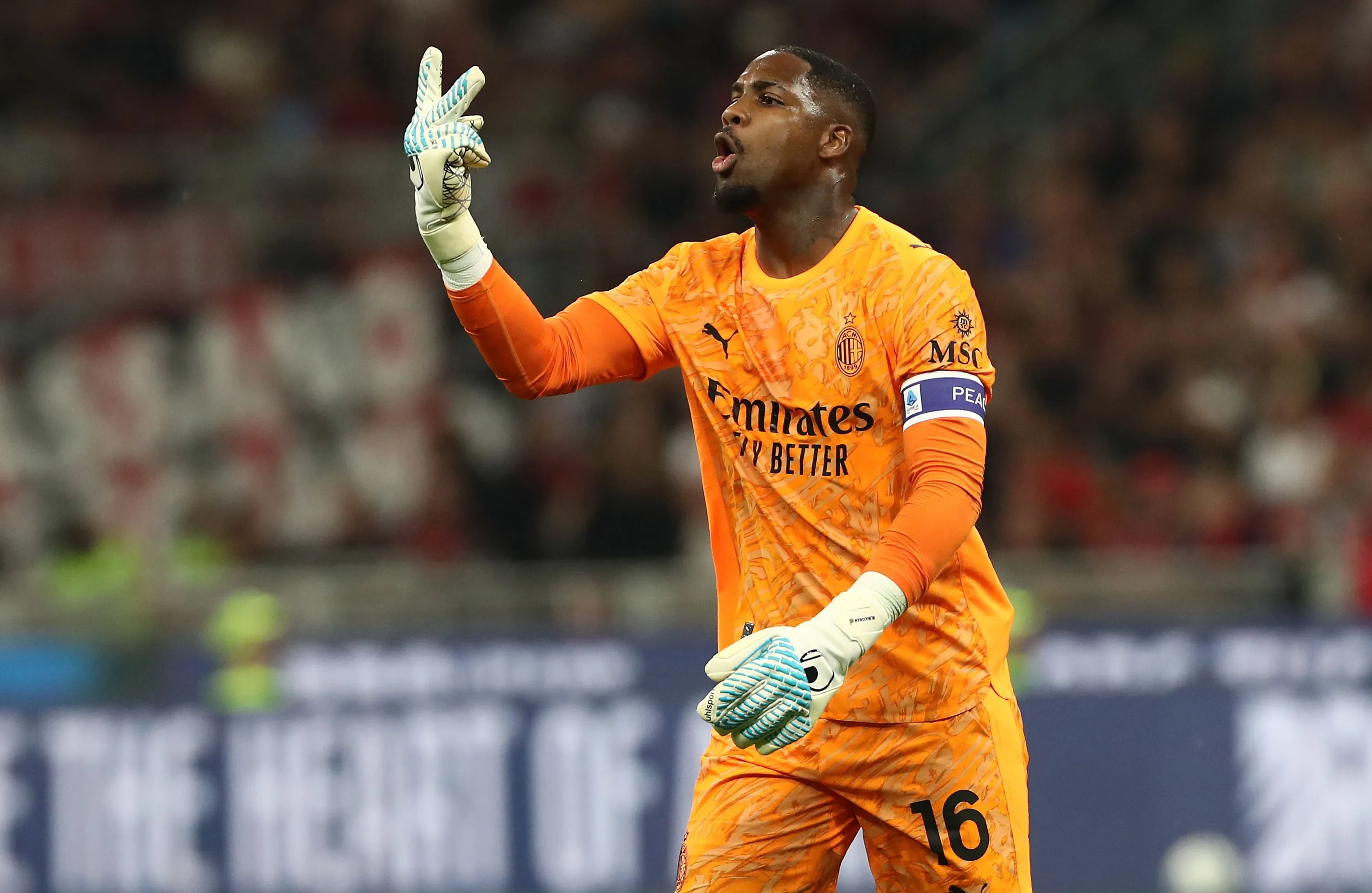 Mike Maignan em ação pelo Milan. (Foto: Marco Luzzani/Getty Images)