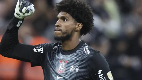 Maignan faz exigências para renovar e Milan pode buscar Hugo Souza no Corinthians. (Foto: Alexandre Schneider/Getty Images)