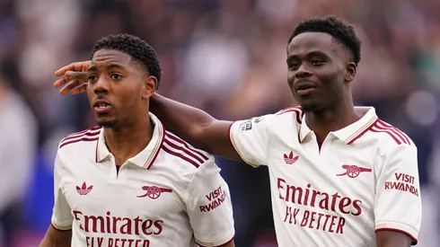 Lewis-Skelly (E) busca mais minutos de jogo