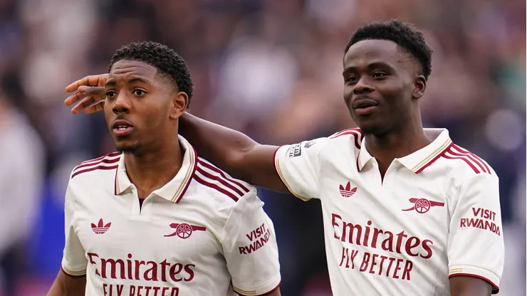 Lewis-Skelly (E) busca mais minutos de jogo