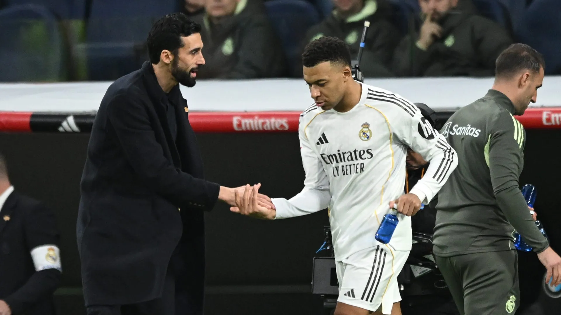 Mbappé e Arbeloa se cumprimentam em jogo do Real Madrid