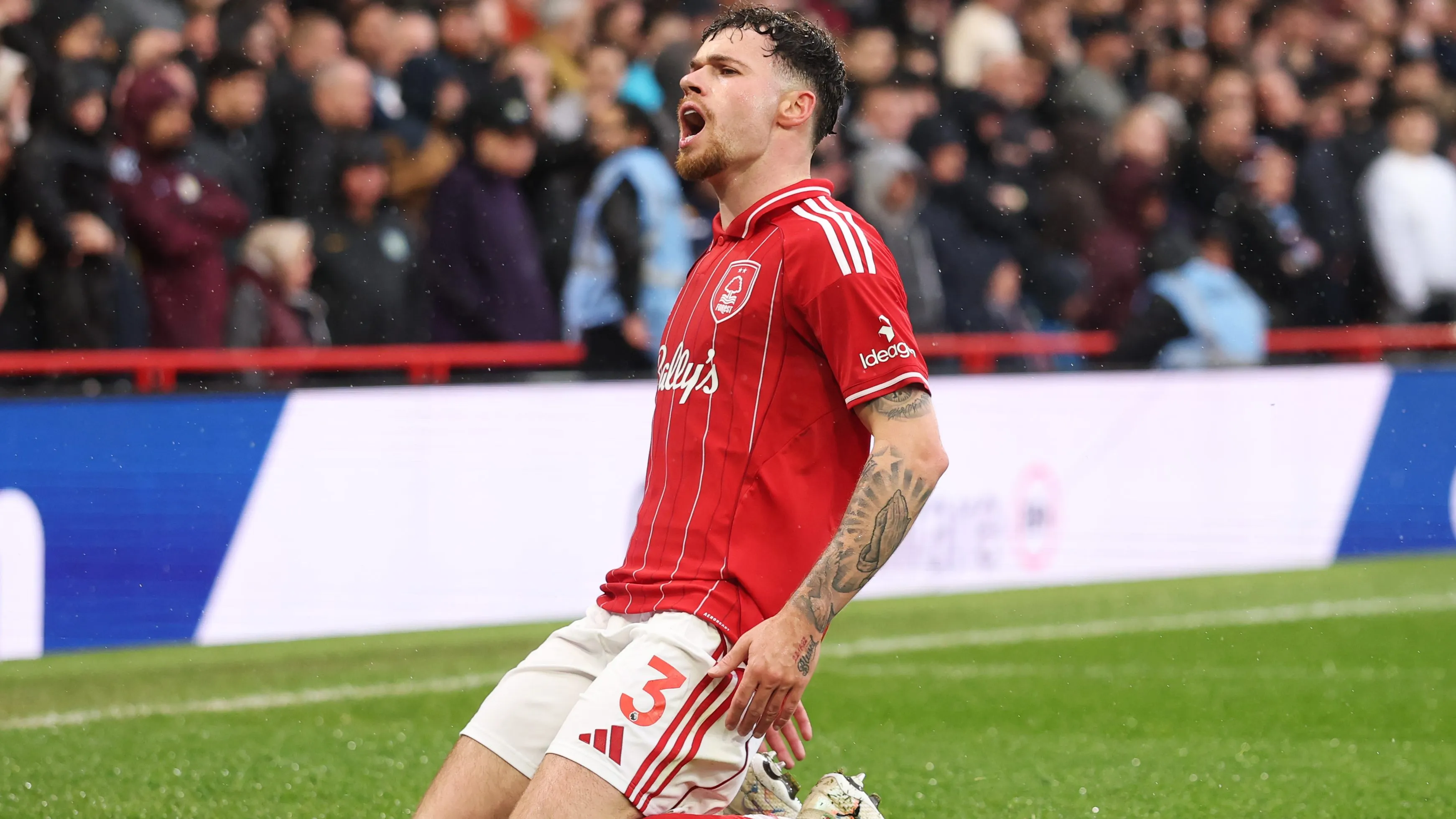 Neco Williams, alvo do Manchester United, em jogo do Forest. Foto: Carl Recine/Getty Images