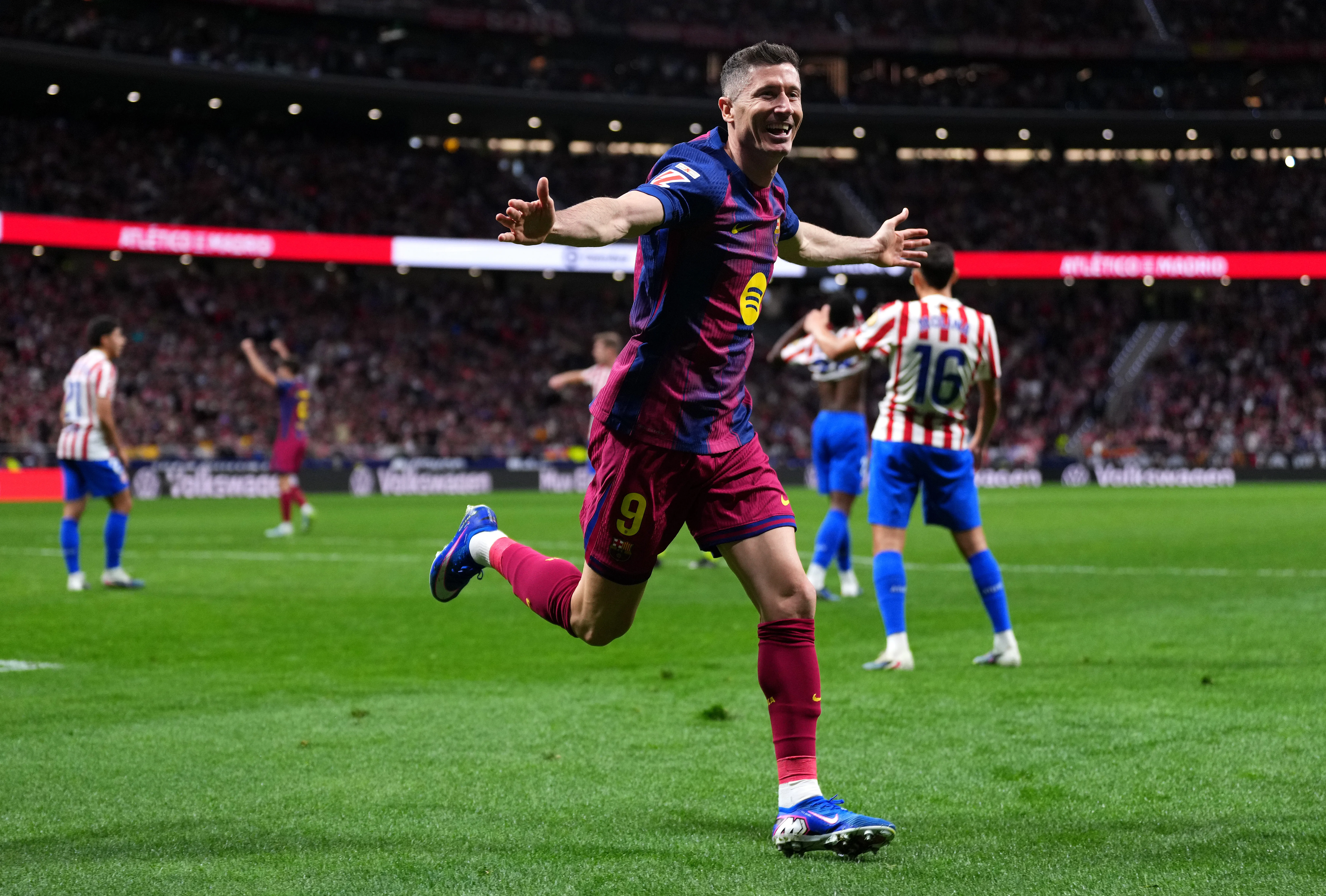 Lewandowski comemorando um gol pelo Barcelona (Foto: Aitor Alcalde/Getty Images)