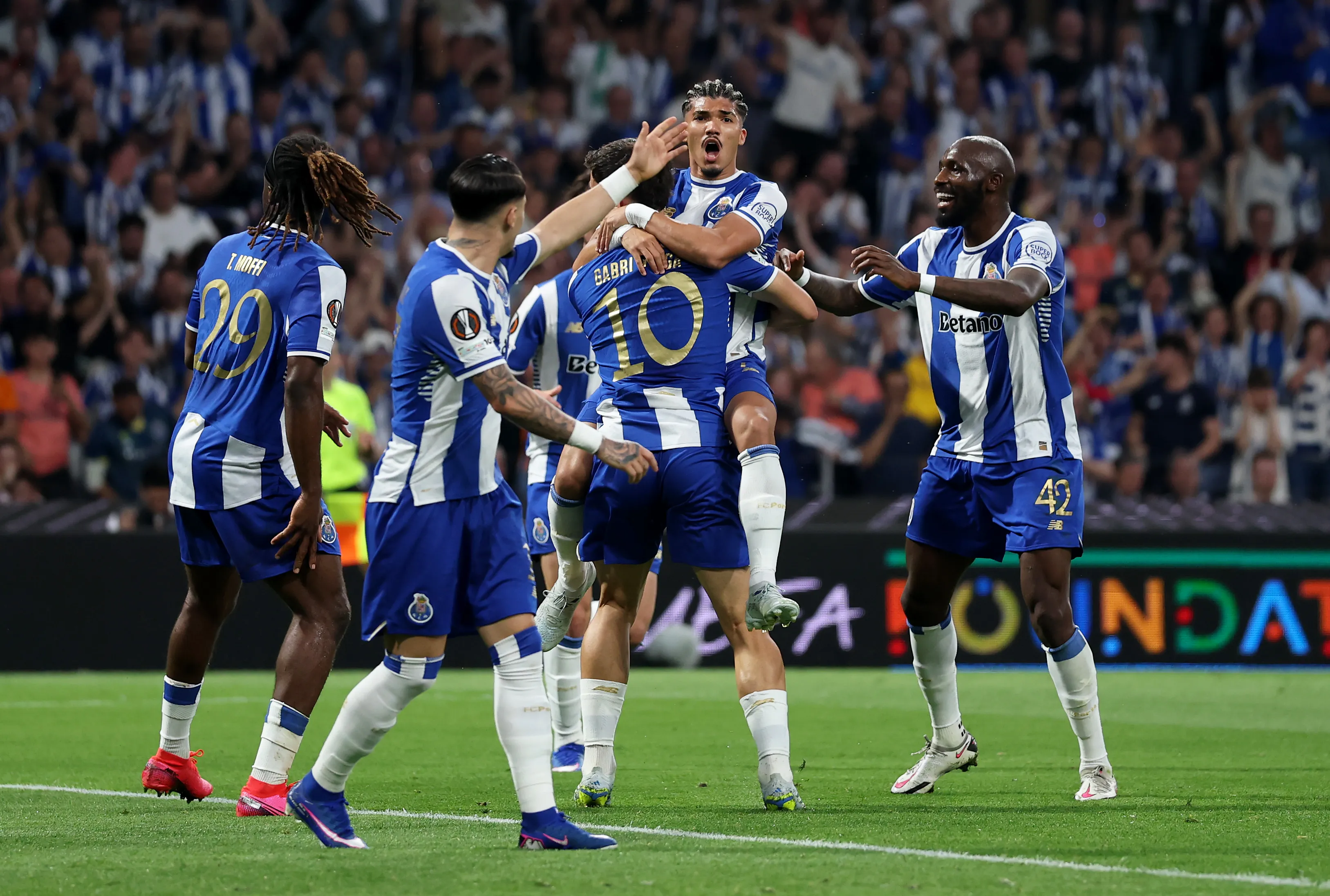 Porto comemora gol durante partida da Europa League. Foto: Clive Brunskill/Getty Images