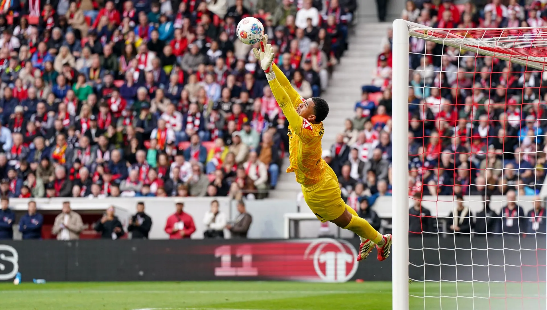 Noah Atubolu, do Freiburg, durante partida da Bundesliga. Foto: Daniela Porcelli/Getty Images