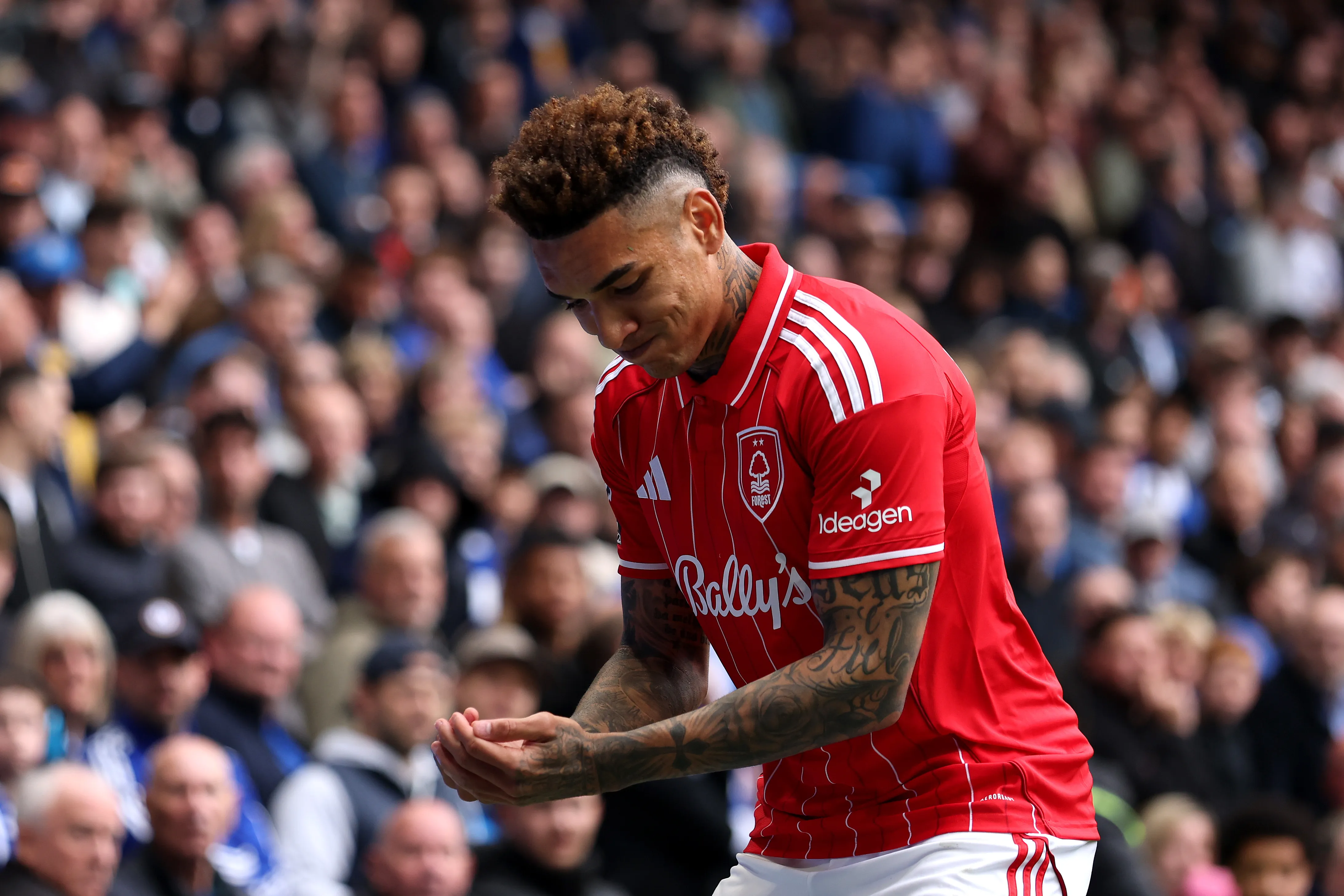 Igor Jesus aparece comemorando um gol pelo Forest (Foto: Alex Pantling/Getty Images)