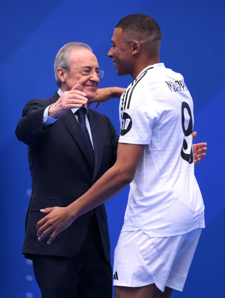 Florentino Pérez, presidente do Real Madrid, de terno preto e Mabppé, com a camisa branca da equipe merengue
