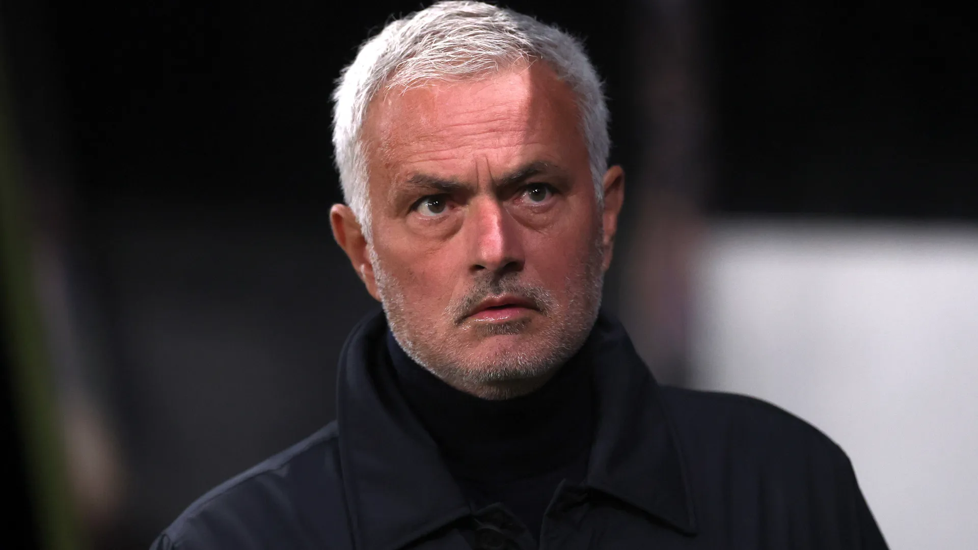 José Mourinho, alvo do Real Madrid, aparece concentrado antes de uma partida do Benfica