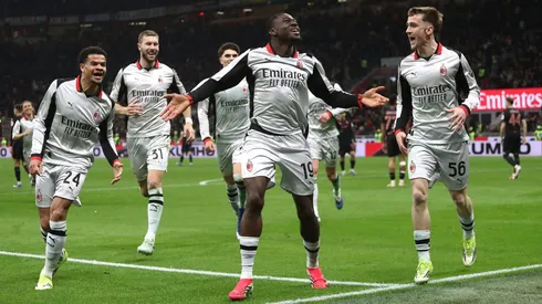 Jogadores do Milan comemoram o gol da vitória sobre o Torino com Fofana.