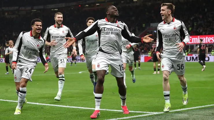 Jogadores do Milan comemoram o gol da vitória sobre o Torino com Fofana.