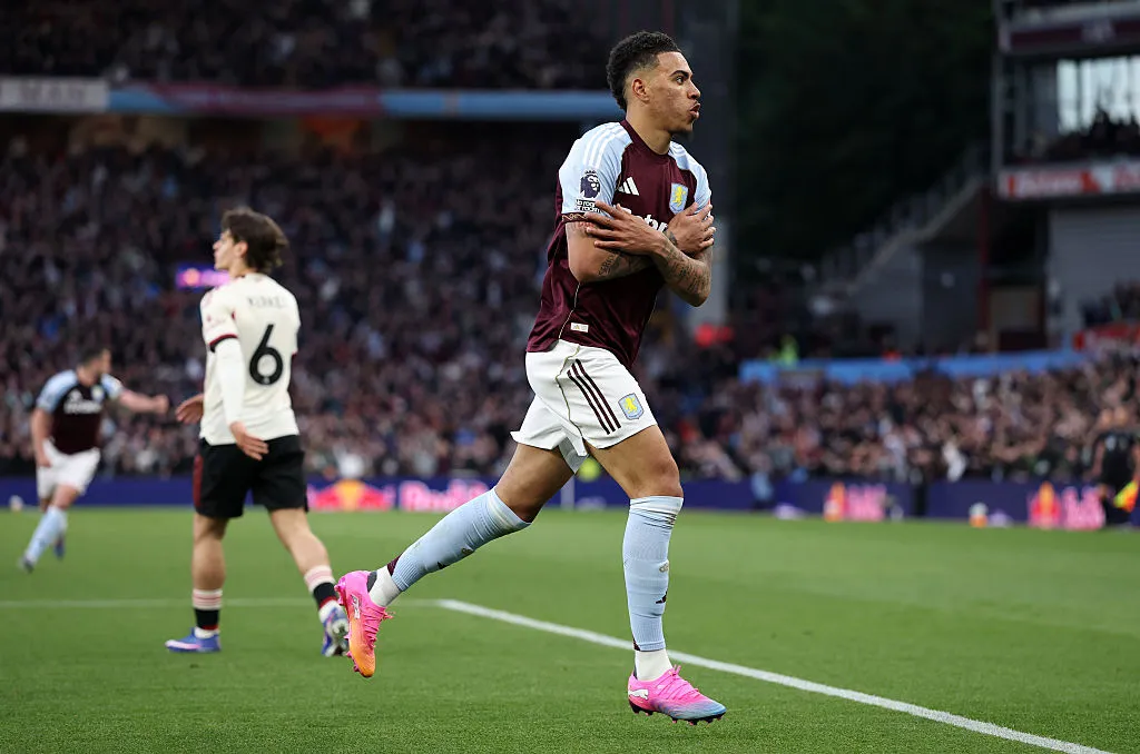 Morgan Rogers comemora gol pelo Aston Villa. (Photo by Justin Setterfield/Getty Images)