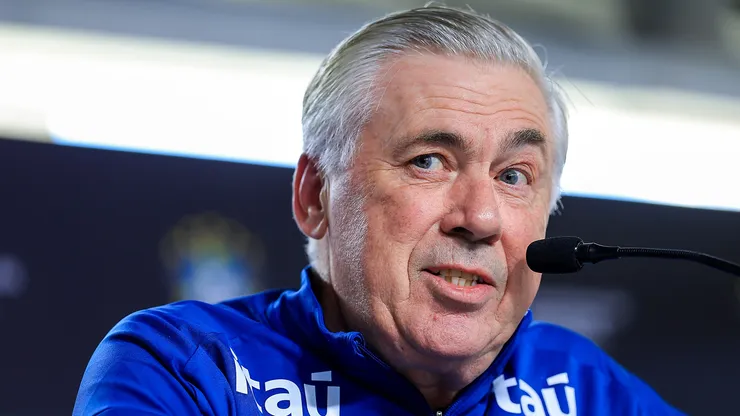 O técnico da Seleção Brasileira, Carlo Ancelotti, em entrevista (Buda Mendes/Getty Images)