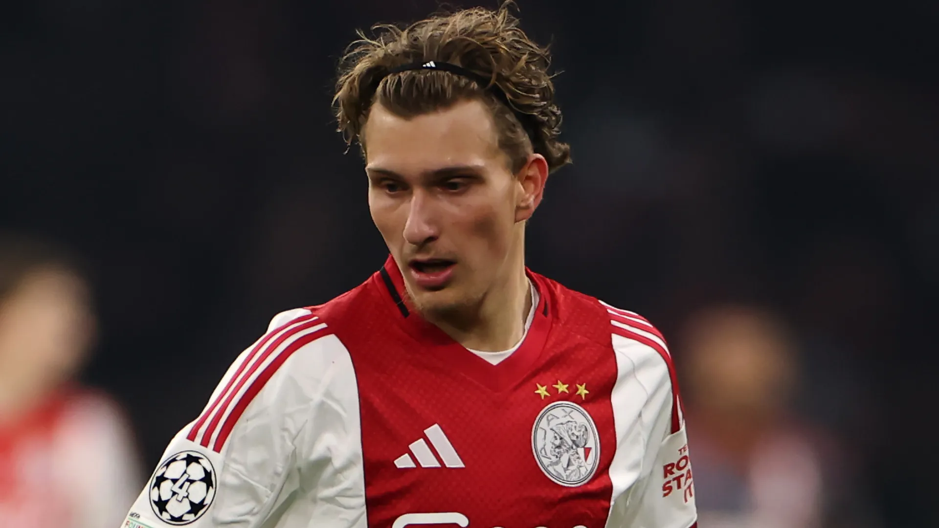 Mika Godts aparece concentrado durante uma partida pelo Ajax