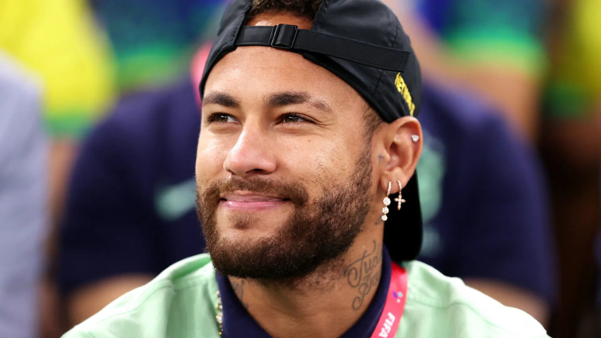 Neymar aparece sorridente durante uma partida do Brasil na Copa do Mundo de 2022