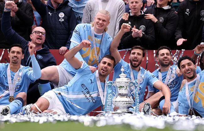 Jogadores do Real Madrid com a taça. (Photo by Ryan Pierse/Getty Images)