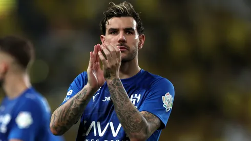 Theo Hernández em campo com as cores do Al-Hilal. Foto: Yasser Bakhsh/Getty Images