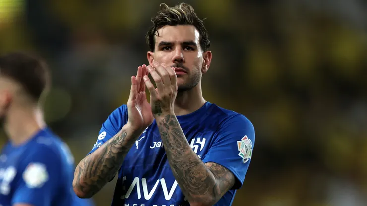 Theo Hernández em campo com as cores do Al-Hilal. Foto: Yasser Bakhsh/Getty Images
