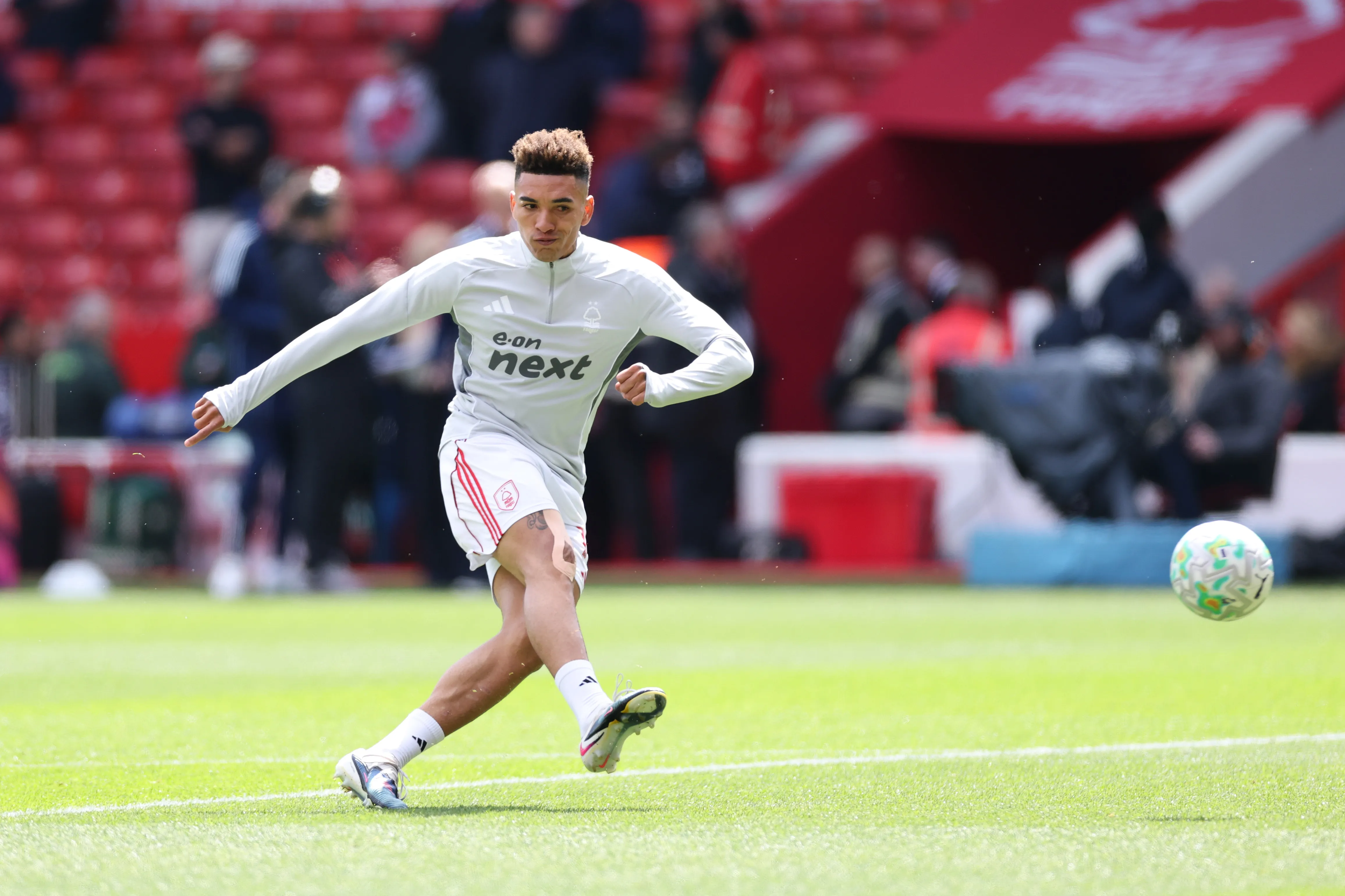 Igor Jesus aquecendo no Nottingham Forest. (Foto: Dan Mullan/Getty Images)