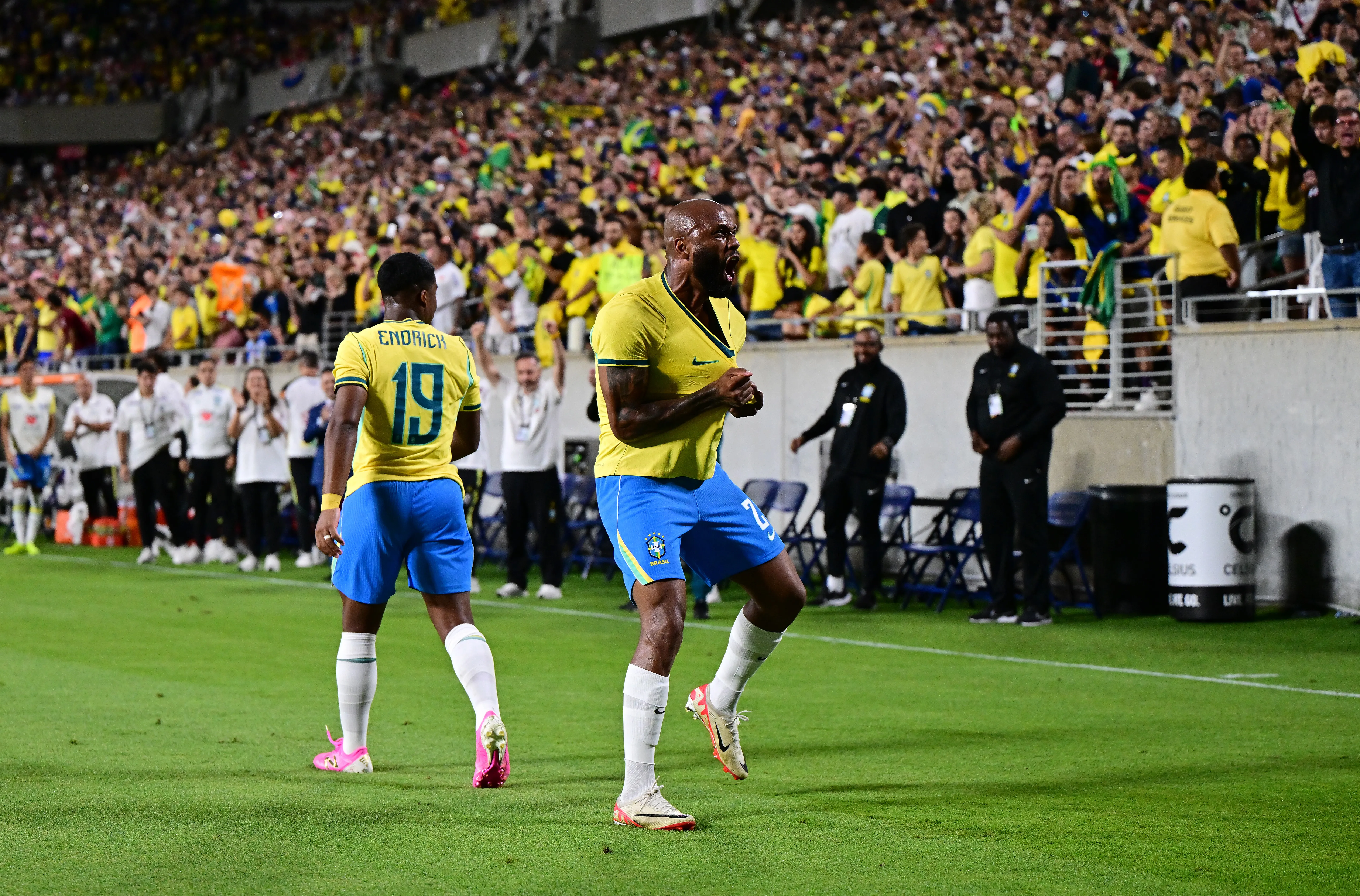 Igor Thiago comemorando gol pela Seleção Brasileira. (Foto: Julio Aguilar/Getty Images)