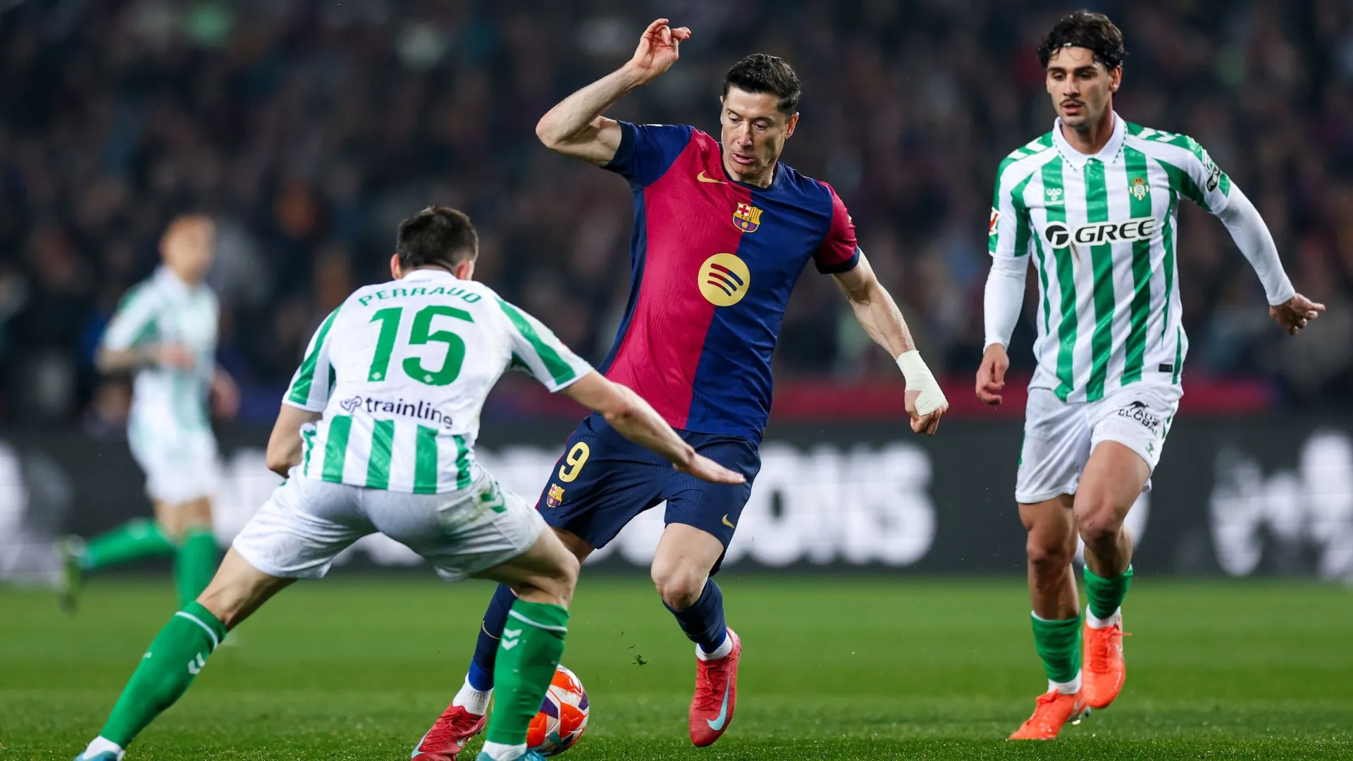 Lewandowski em Barcelona x Real Betis (foto: Judit Cartiel/Getty Images)
