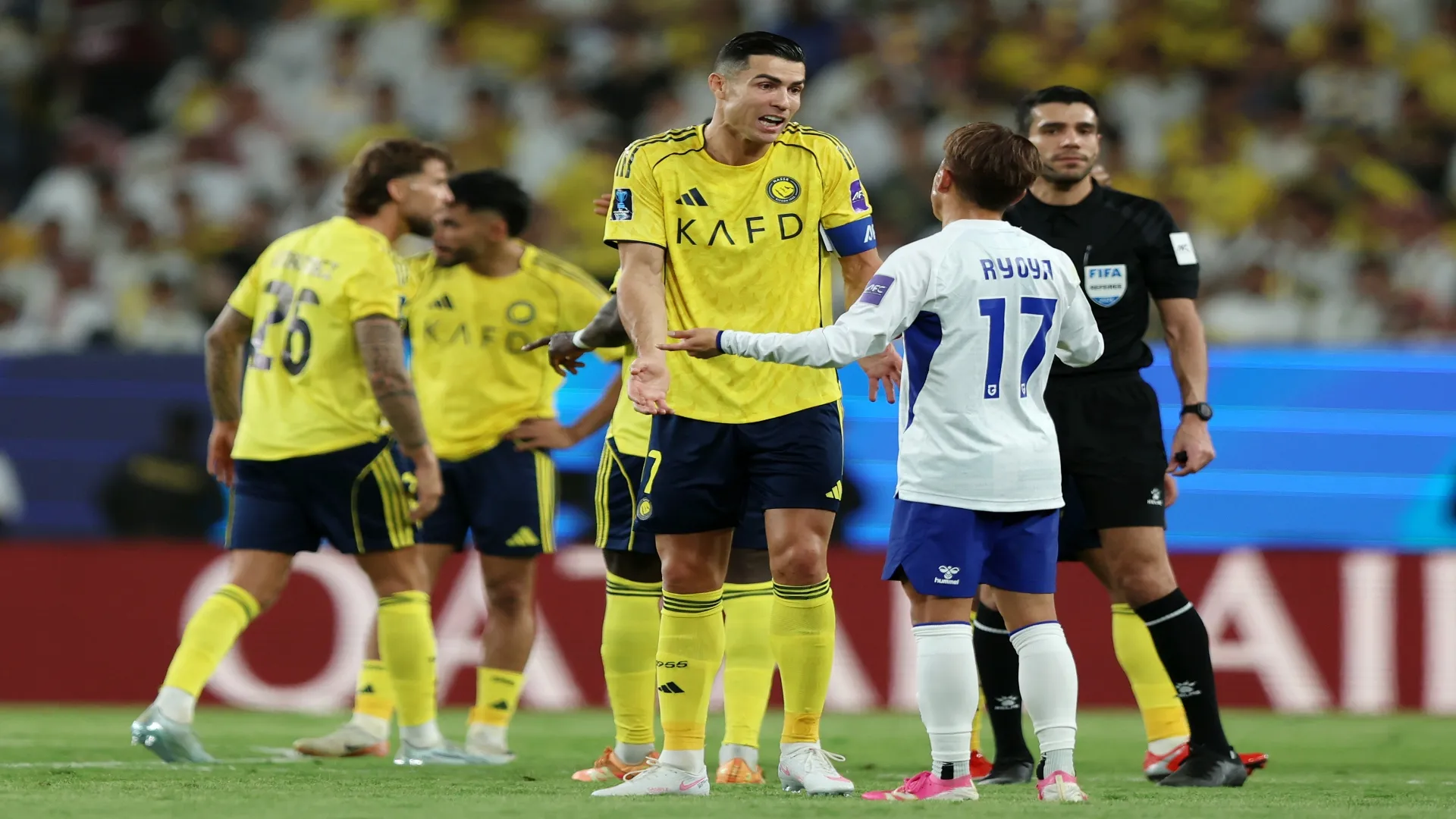 CR7 gesticula com Ryoya Yamashita em Al-Nassr x Gamba Osaka – Yasser Bakhsh/Getty Images