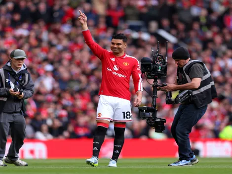 United homenageia Casemiro, que se emociona