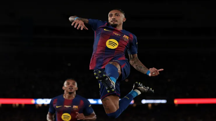 Raphinha comemora gol em Barcelona x Betis - Eric Alonso/Getty Images