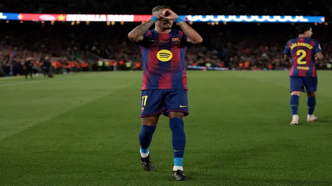 Raphinha comemora o seu gol de falta – Eric Alonso/Getty Images