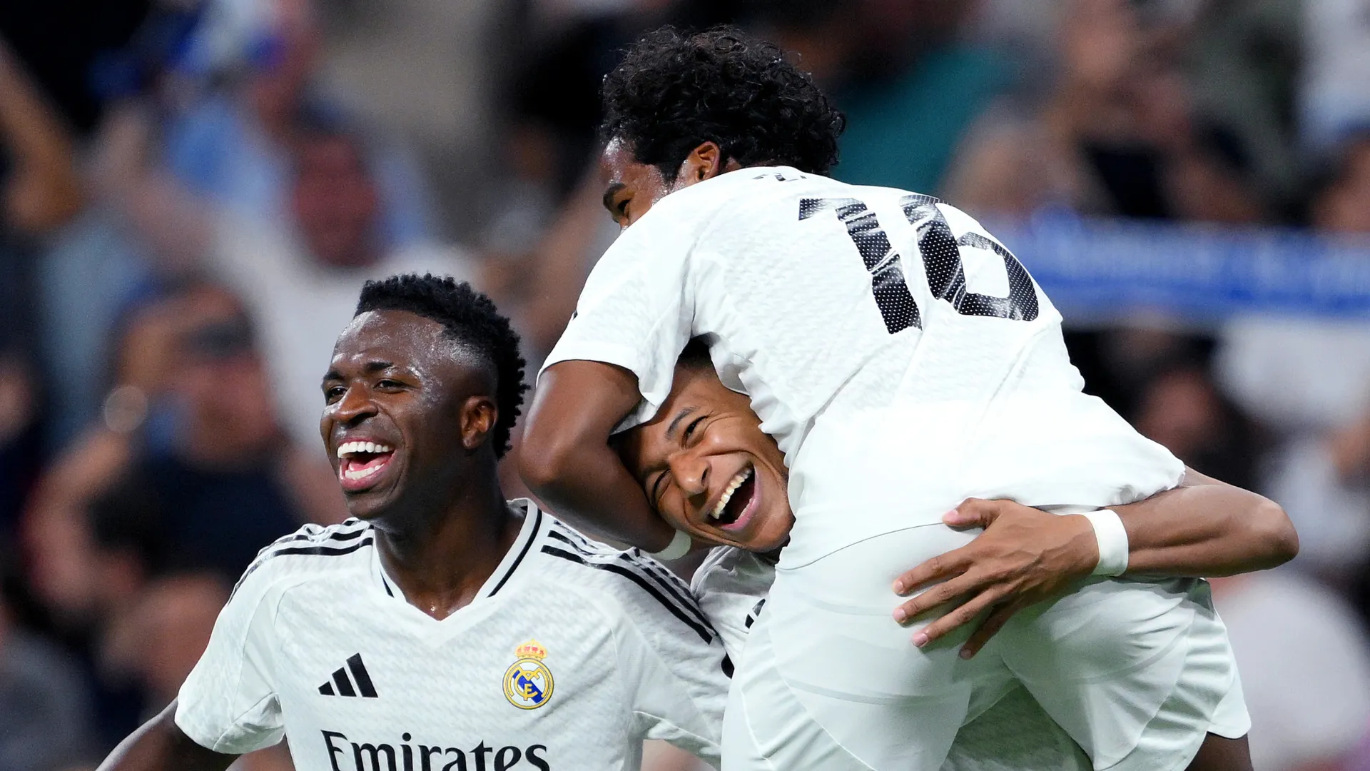 Mbappé, Endrick e Vinicius Junior comemorando gol pelo Real Madrid
