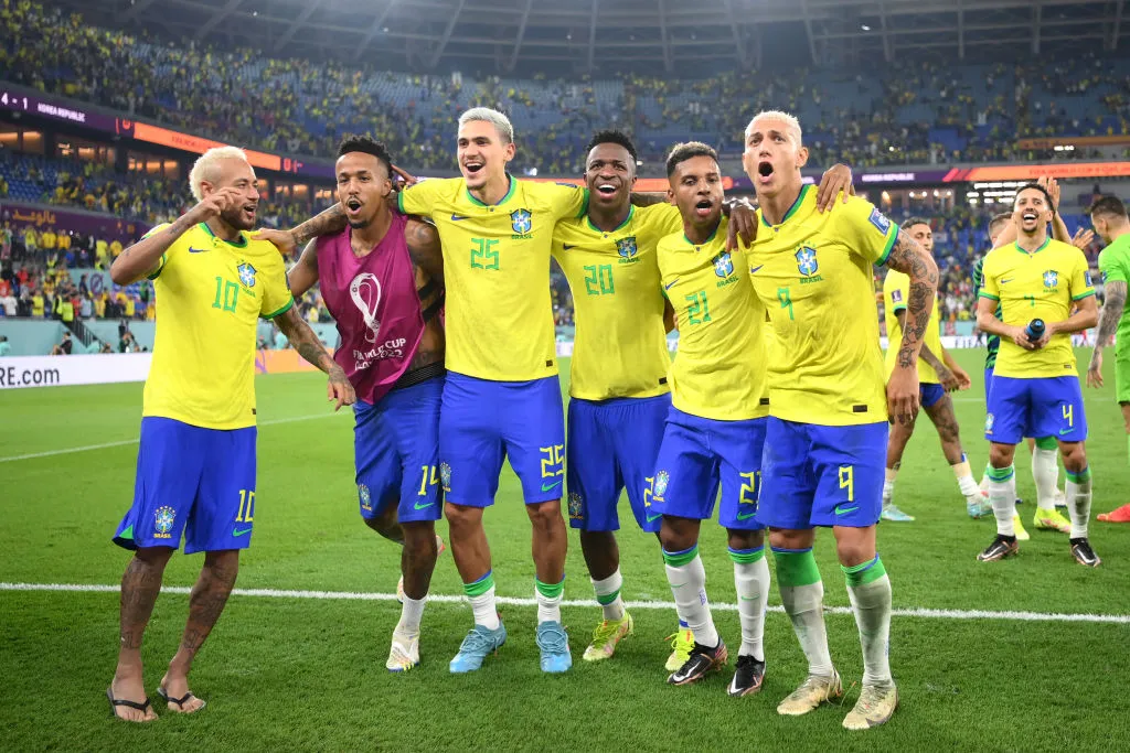 DOHA, QATAR – DEZEMBRO 05: Neymar, Eder Militao, Pedro, Vinicius Junior, Rodrygo and Richarlison na Copa do Qatar, em 2022. (Foto: Justin Setterfield/Getty Images)
