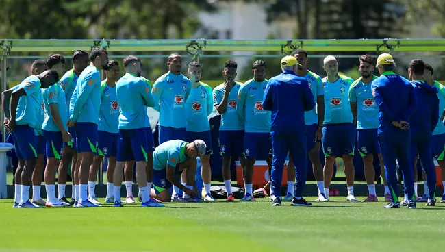 Carlo Ancelotti lidera treino da Seleção Brasileira. Foto: Buda Mendes/Getty Images