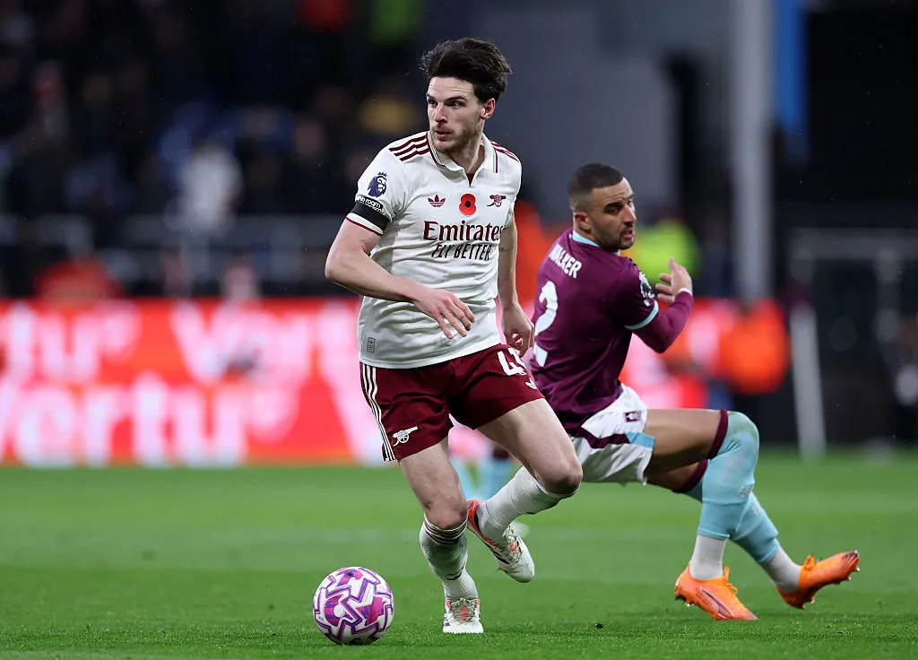 Declan Rice of Arsenal e Walker, do Burnley. (Foto: Alex Livesey/Getty Images)