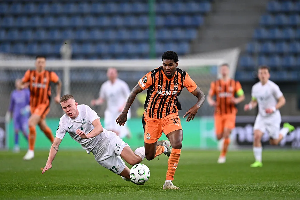 Lucas Ferreira, jovem atacante que defende o Shakhtar Donetsk  (Foto: Mateusz Slodkowski/Getty Images)