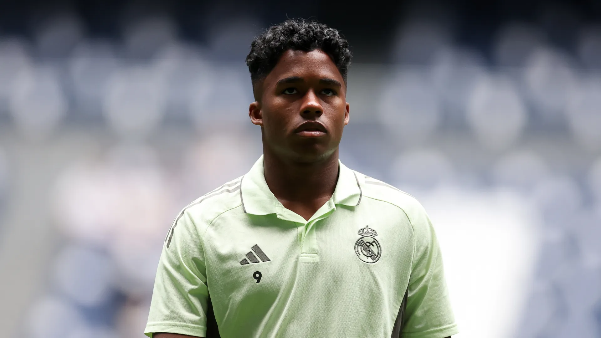 Endrick antes de jogo do Real