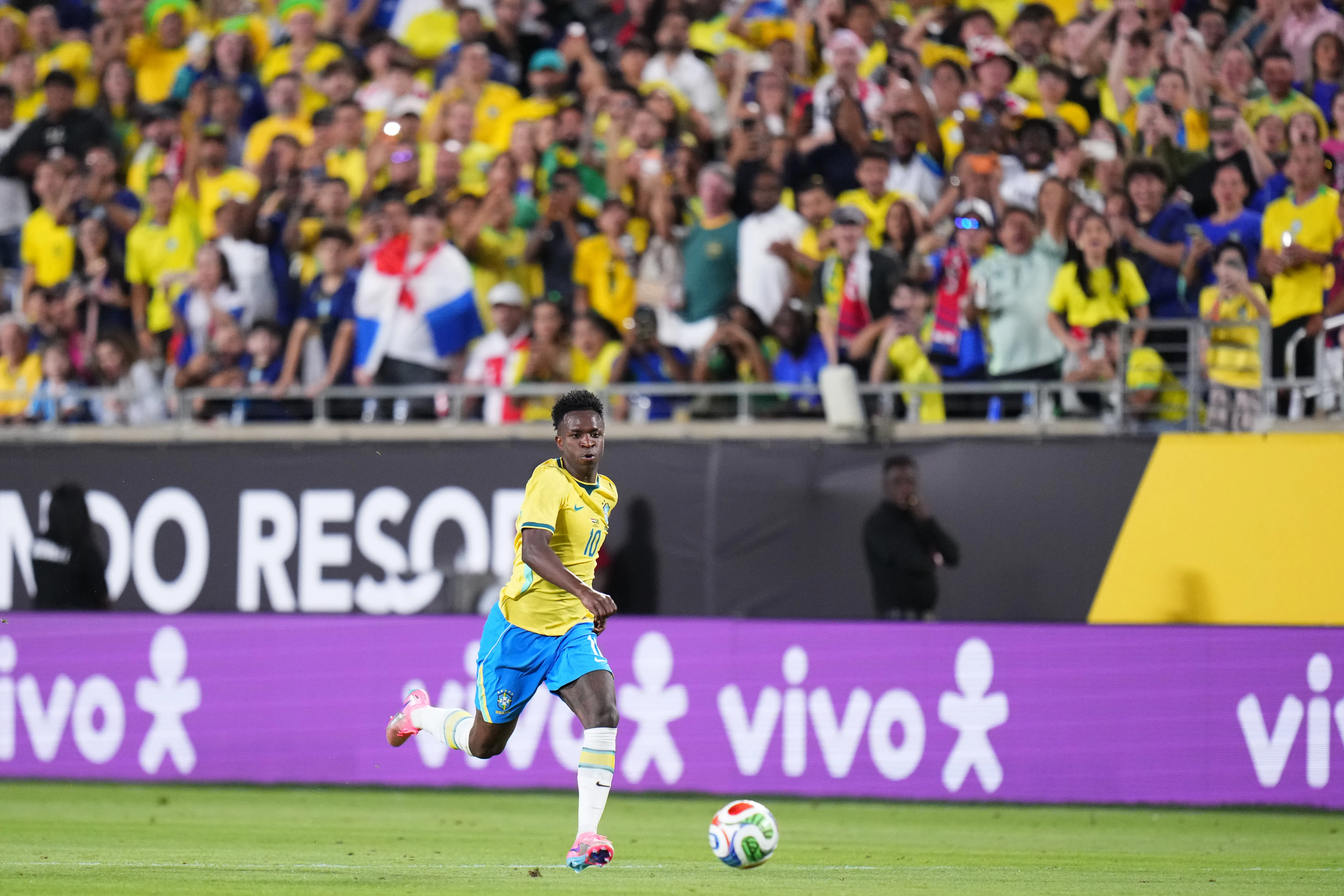 Vini Jr em campo pelo Brasil. Foto: Rich Storry/Getty Images