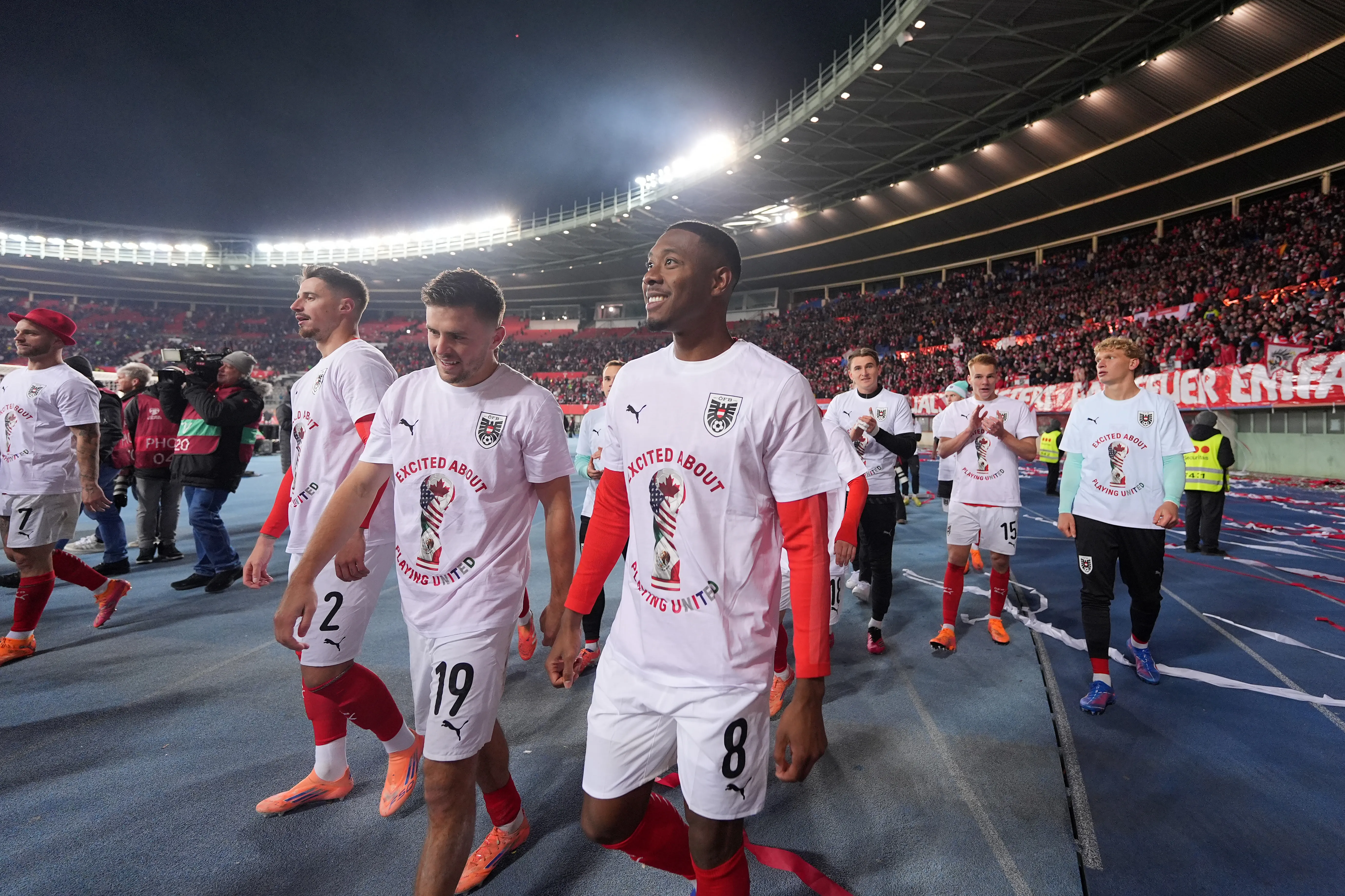 Seleção da Áustria comemora diante dos torcedores após classificarem para a Copa do Mundo. Foto: Christian Hofer/Getty Images