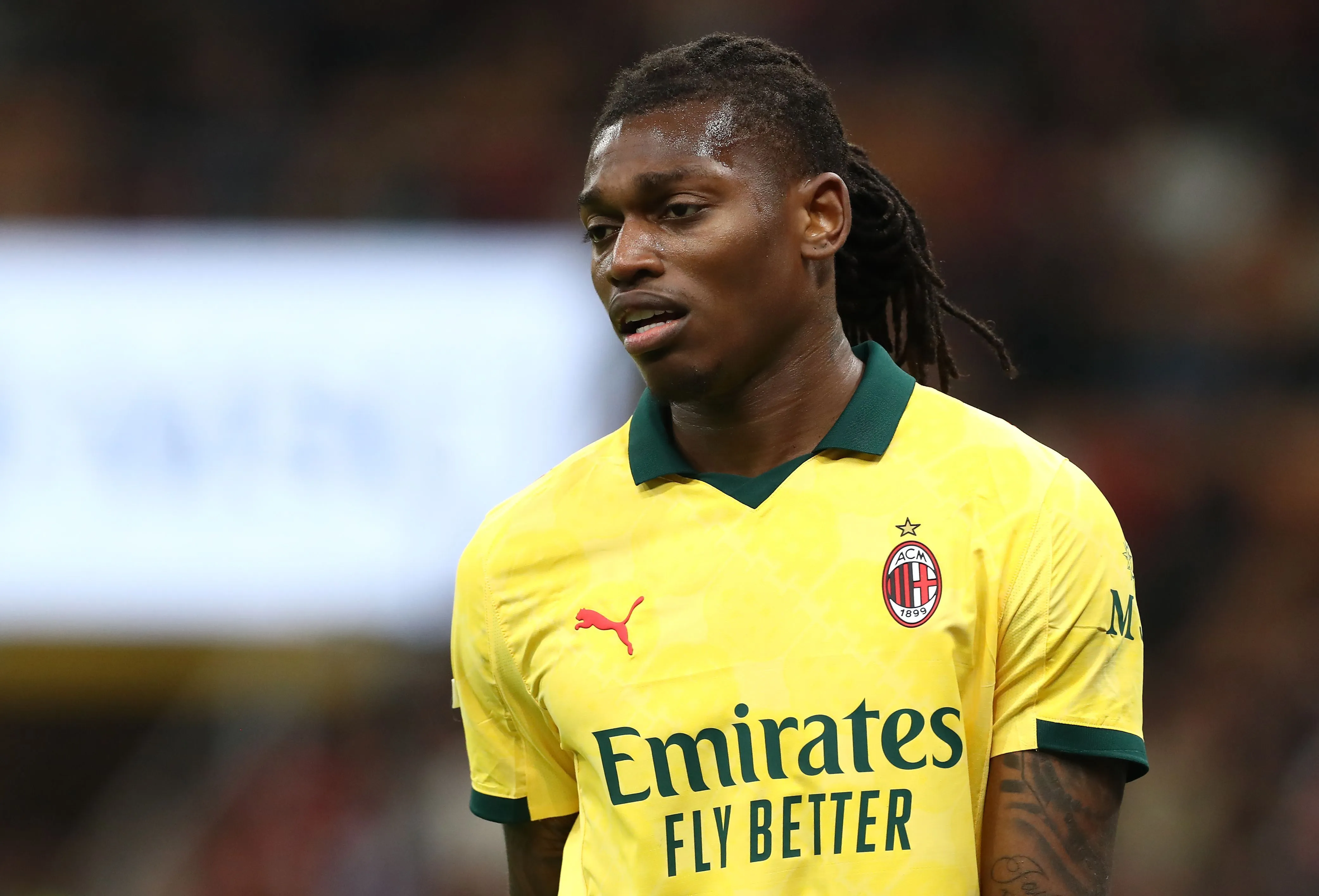 Rafael Leão não vive grande temporada. Foto: Marco Luzzani/Getty Images