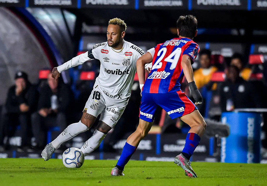 Neymar durante jogo do Santos - Foto: Marcelo Endelli/Getty Images