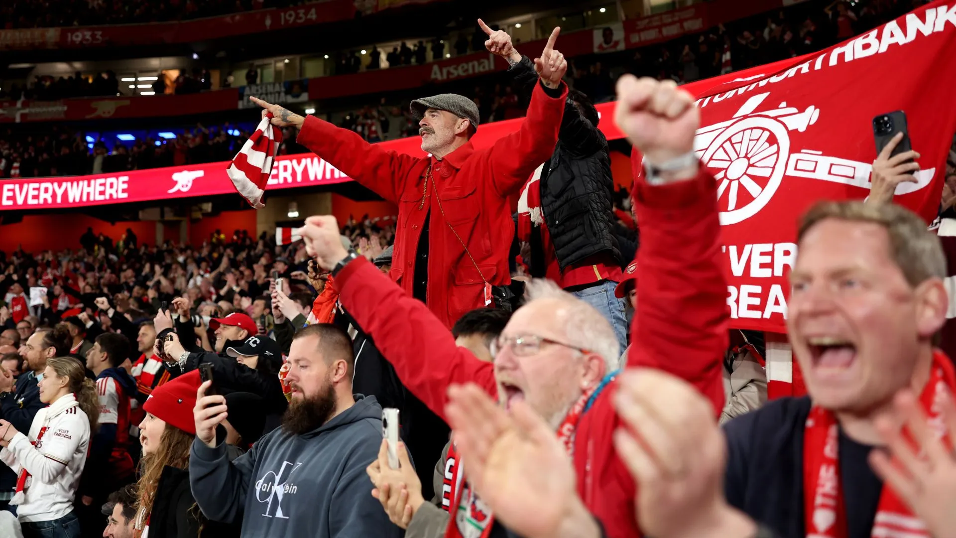 Torcedores estão perto de ver o Arsenal ganhar a Premier League mais uma vez (foto: Julian Finney/Getty Images)