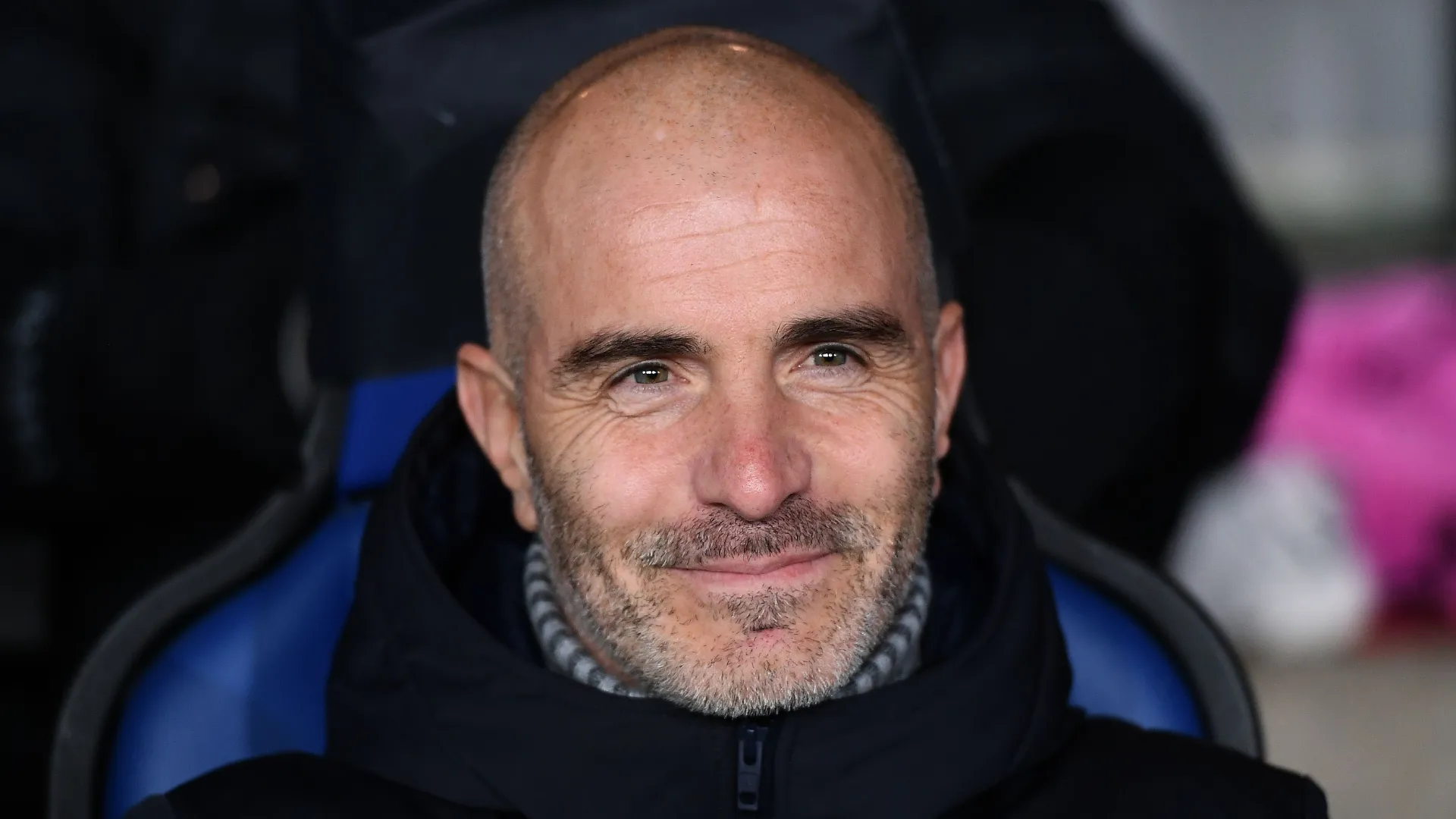 Enzo Maresca sorri em jogo do Chelsea