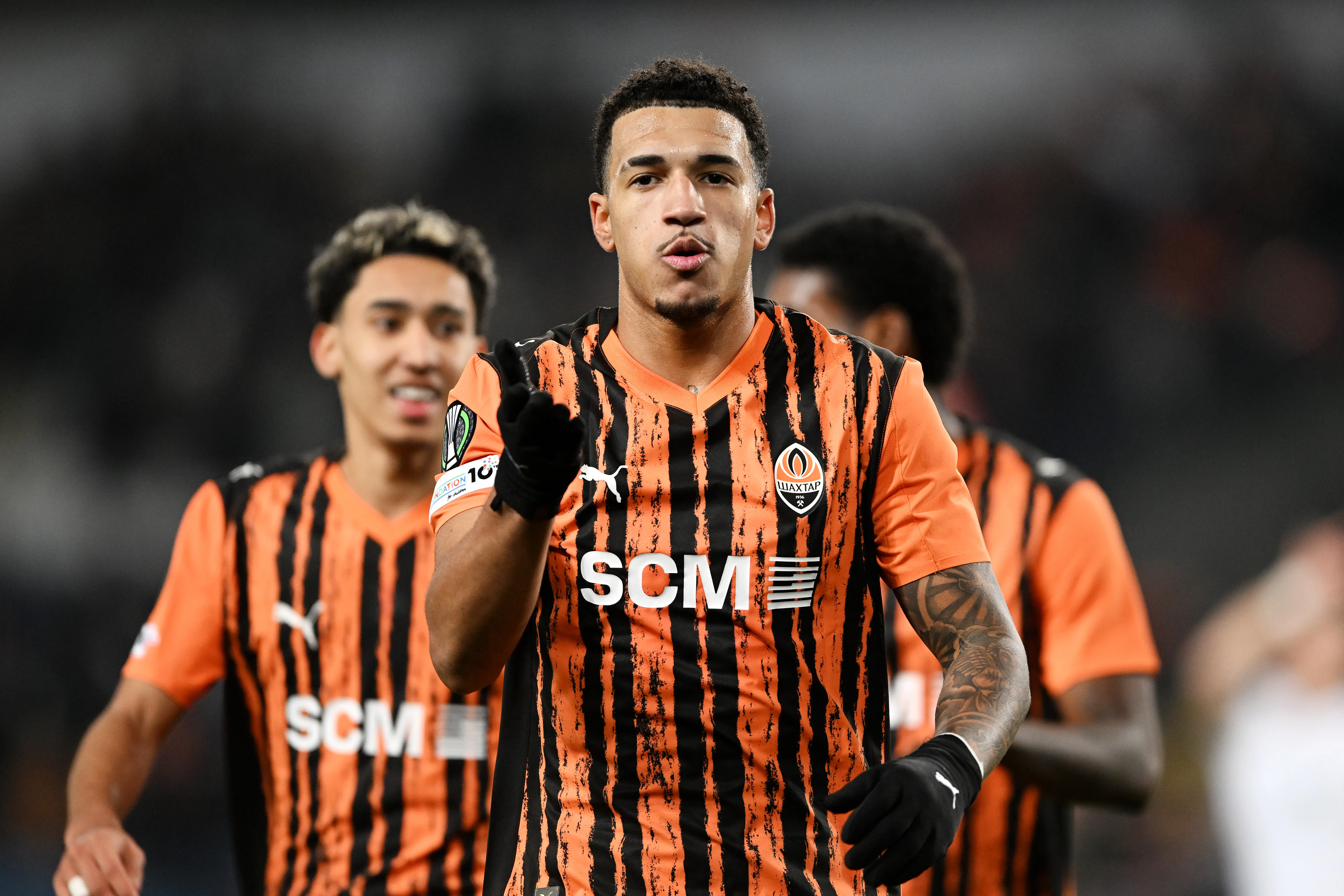 Kauã Elias comemorando um gol pelo Shakhtar Donetsk (Foto: Mateusz Slodkowski/Getty Images)