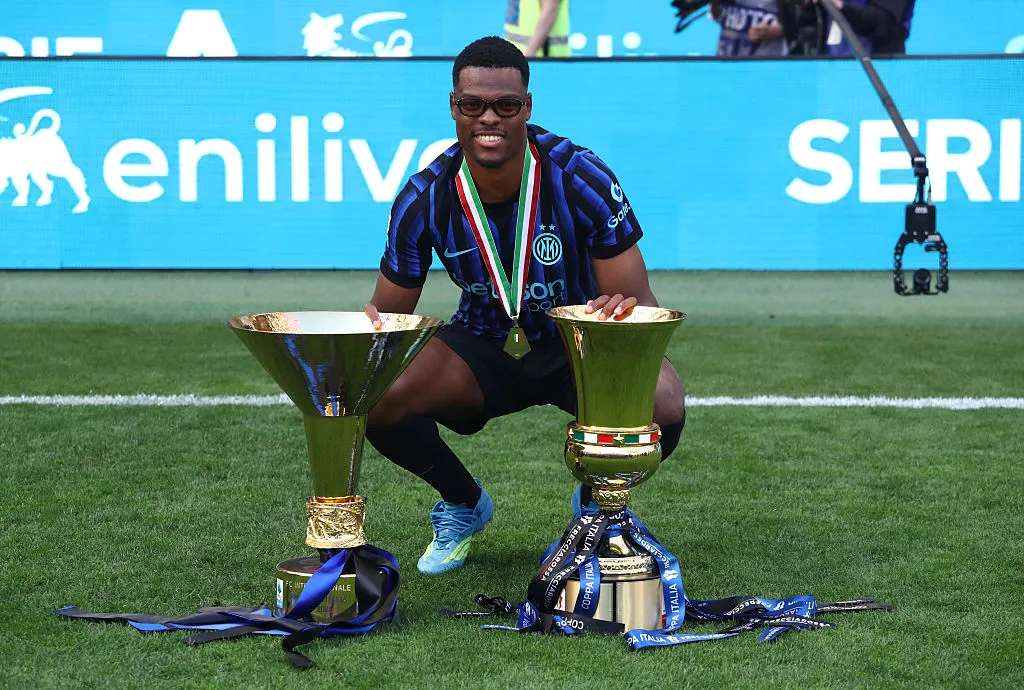 Denzel Dumfries, da Inter de Milão com os troféus da Coppa Campioni d’Italia e Coppa Italia. O Liverpool segue acompanhando a situação do lateral. (Foto: Marco Luzzani/Getty Images)
