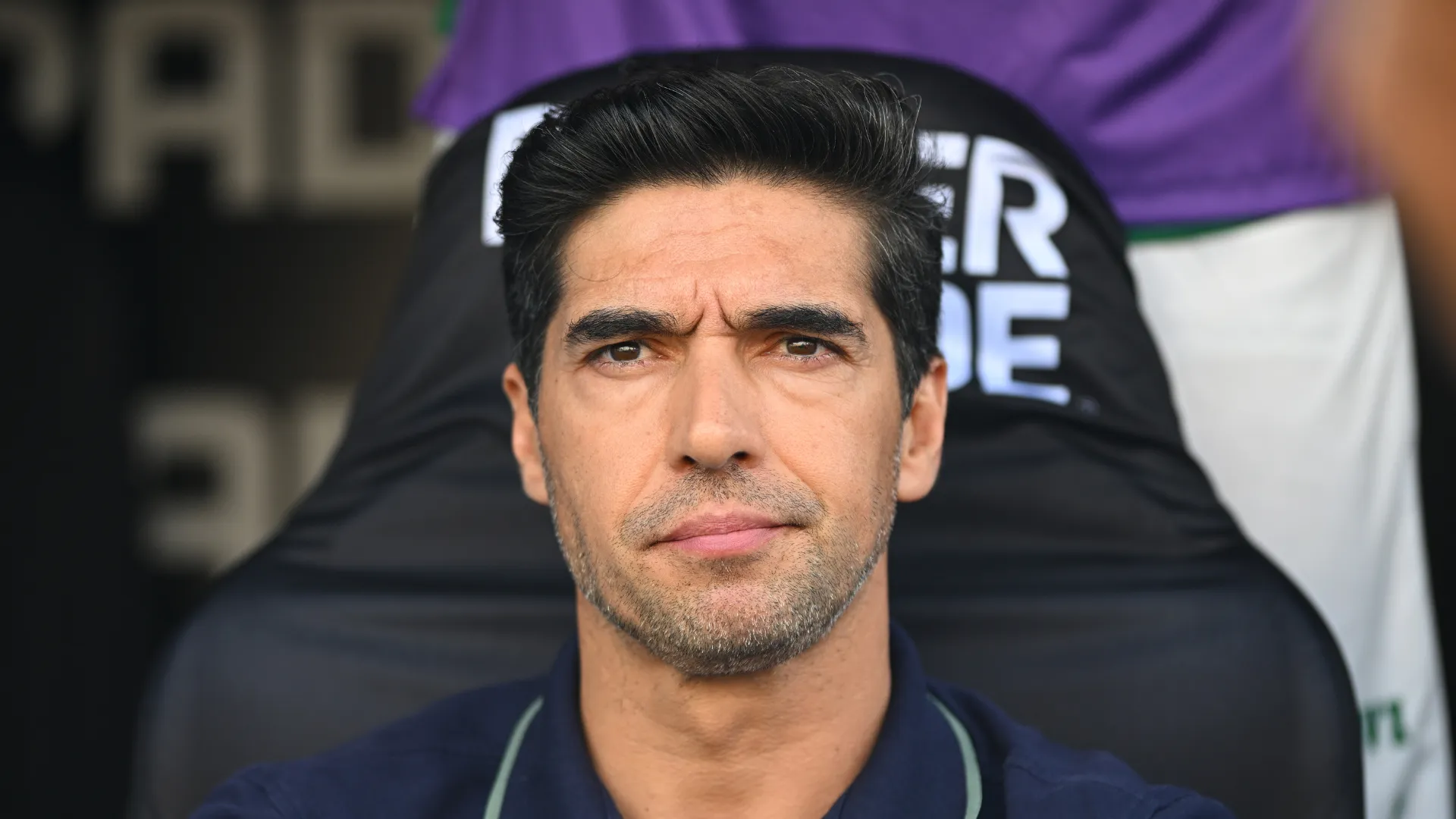 Abel Ferreira sentado no banco de reservas em jogo do Palmeiras