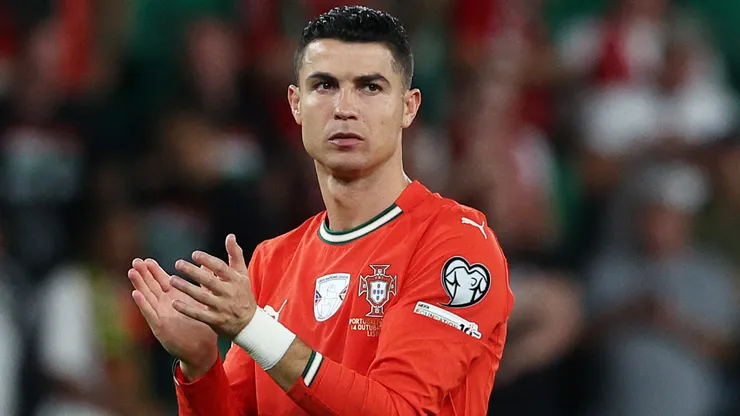 Cristiano Ronaldo aparece aplaudindo os torcedores de Portugal. Foto: Carlos Rodrigues/Getty Images