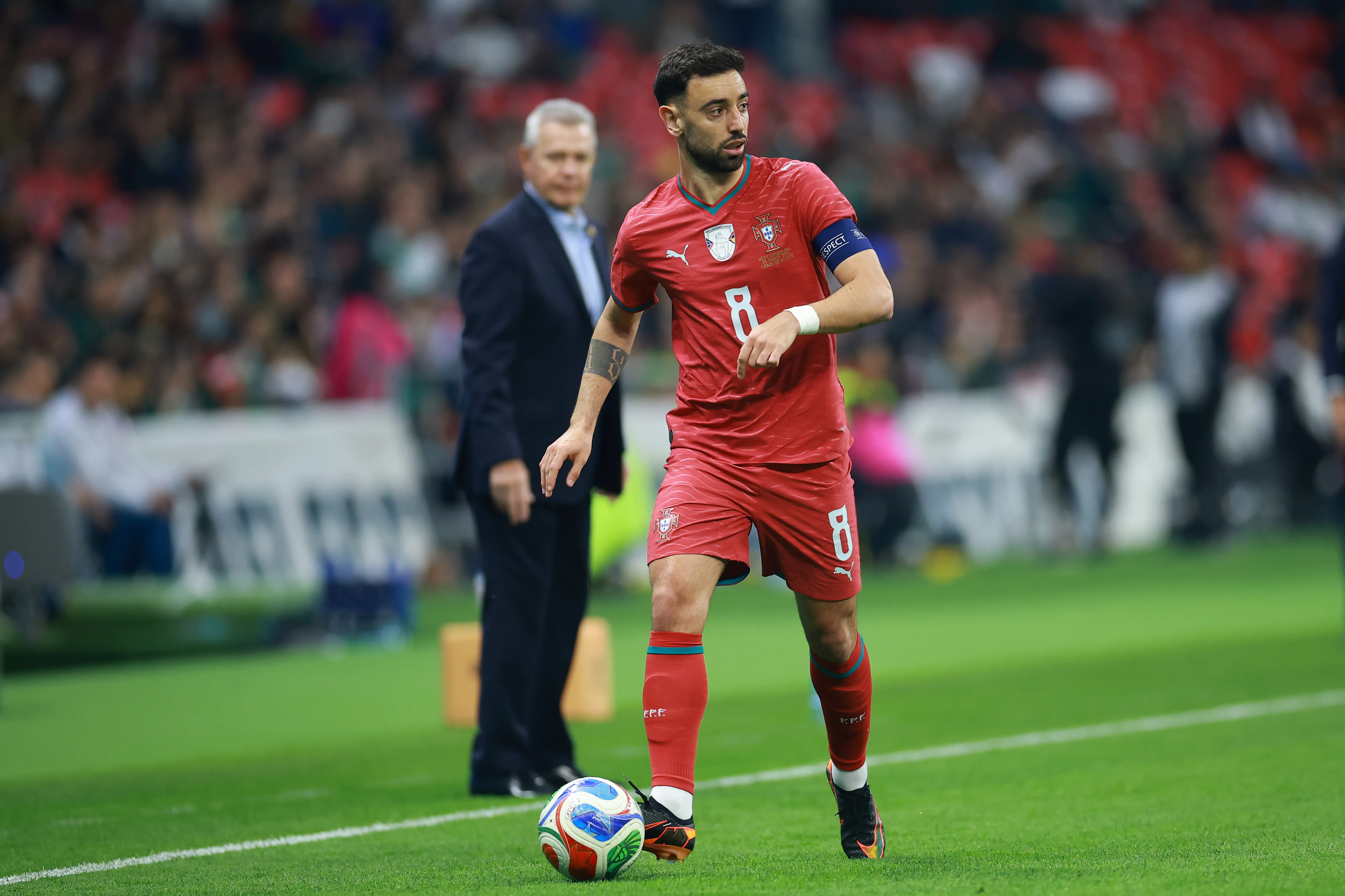 Bruno Fernandes em campo por Portugal (Foto: Manuel Velasquez/Getty Images)