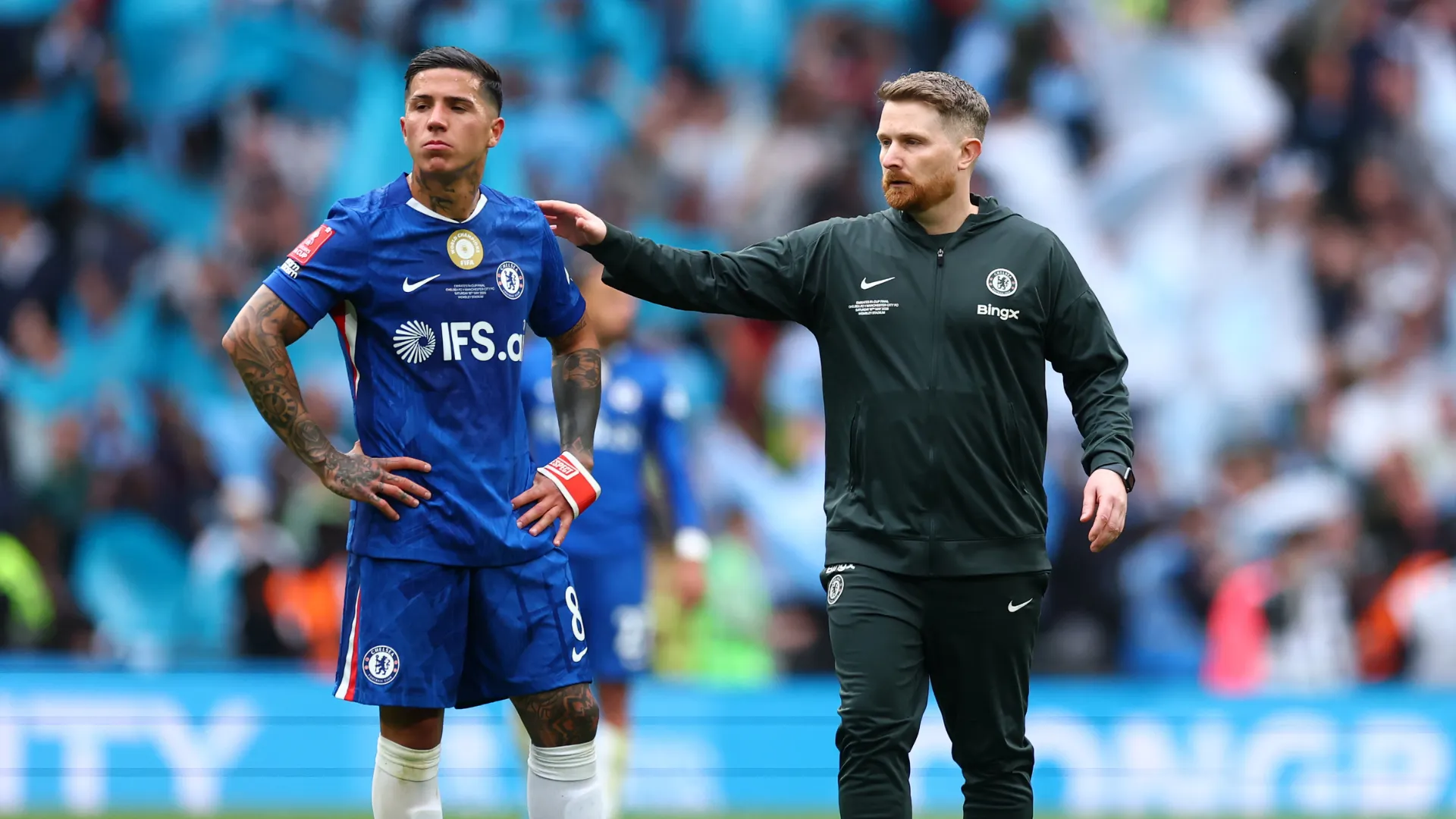 Calum McFarlane ao lado de Enzo Fernández