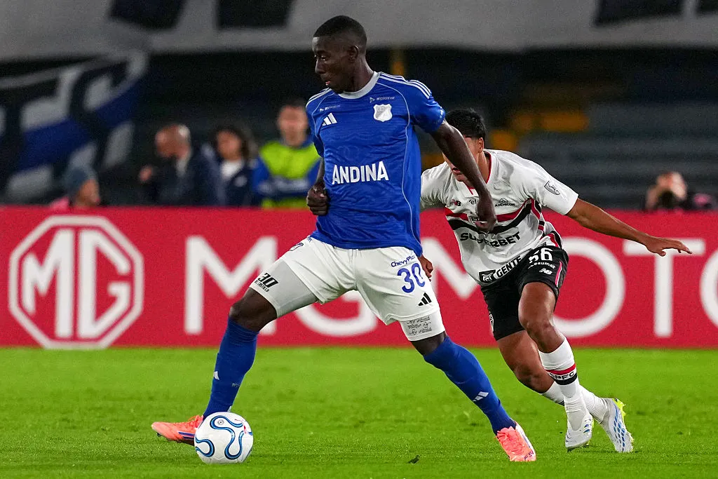 Sebastian Viveros, do Millonarios FC, controla a bola durante a partida da CONMEBOL Sudamericana 2026 entre Millonarios FC e São Paulo, no Estádio El Campin, em 28 de abril de 2026, em Bogotá, Colômbia. (Foto de Andres Rot/Getty Images)